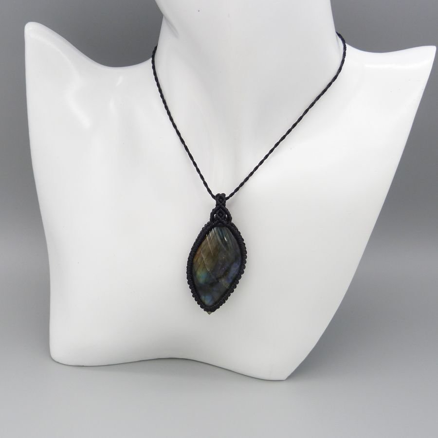 Zwarte micro-macramé ketting met labradoriet 