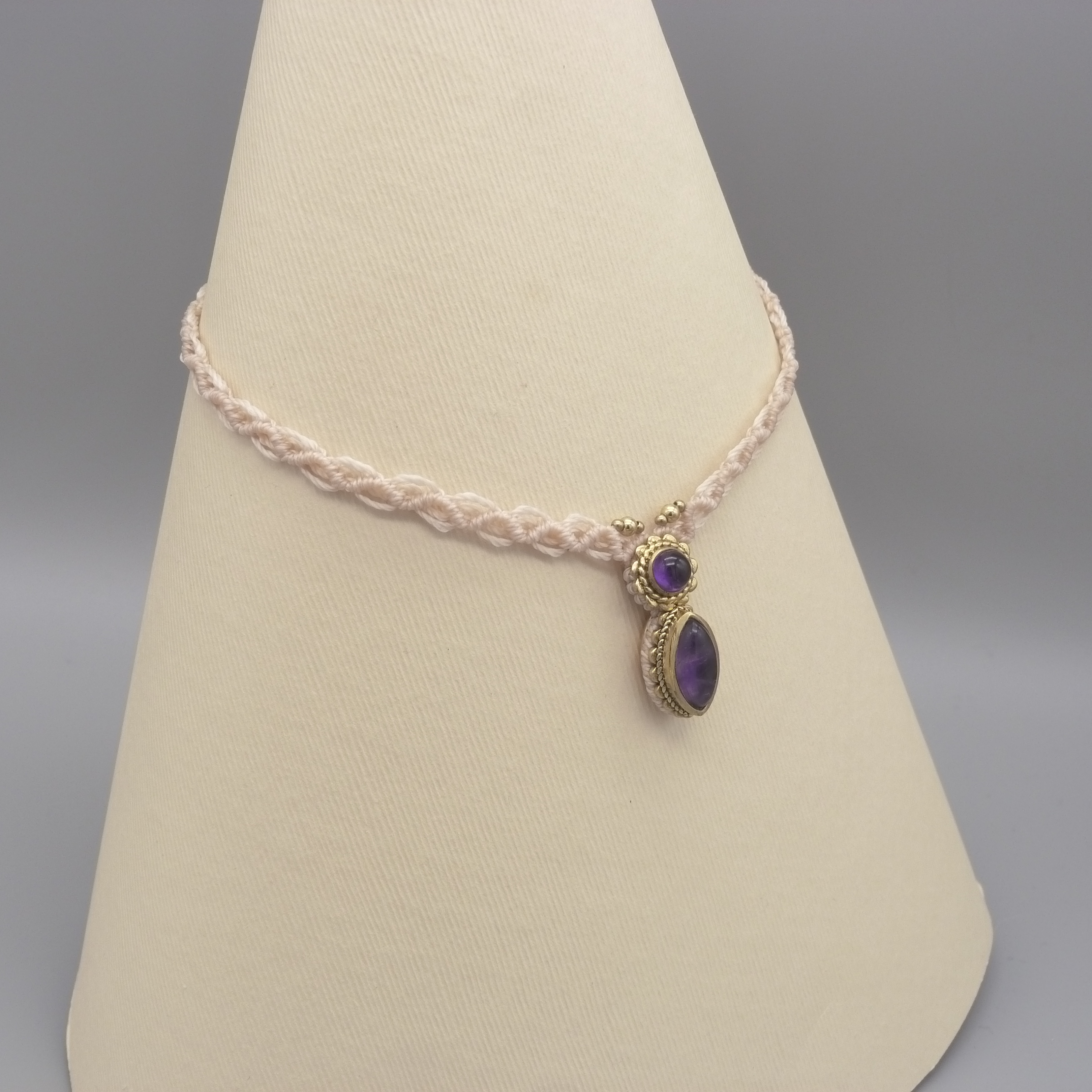 Collier en micro-macramé ras-du-cou avec des améthystes serties 