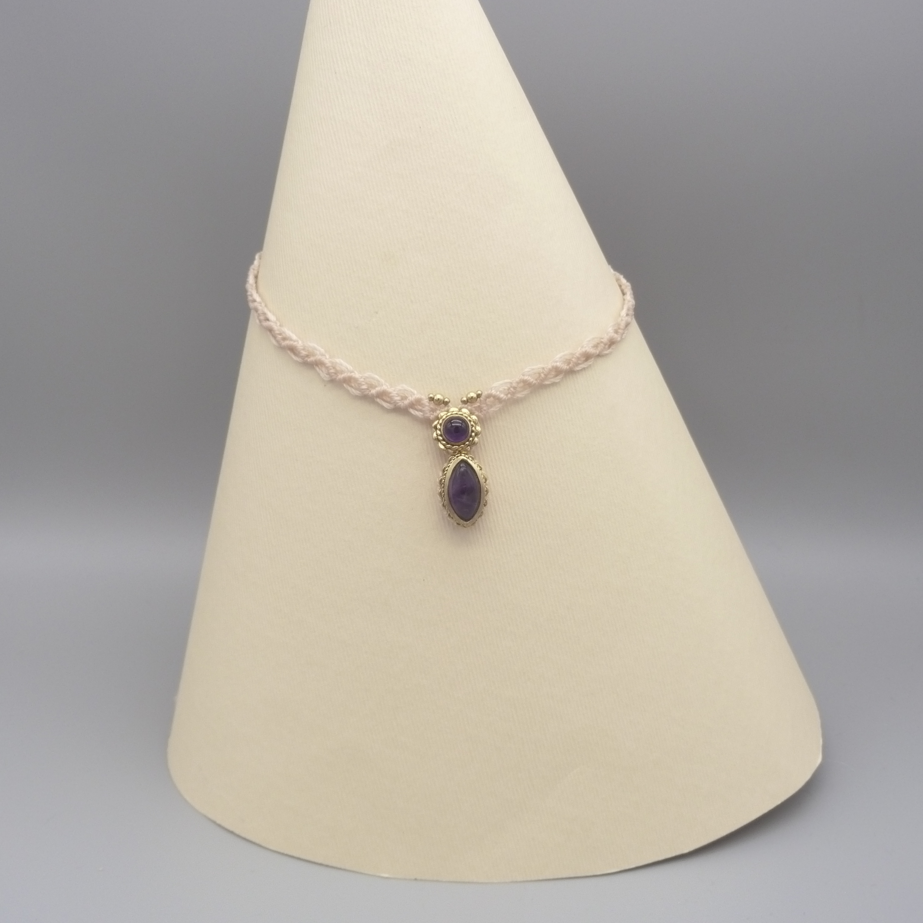 Collier en micro-macramé ras-du-cou avec des améthystes serties 
