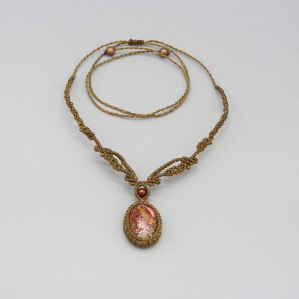 Collier en micro-macram&eacute; vert kaki avec un cabochon jaspe imp&eacute;rial