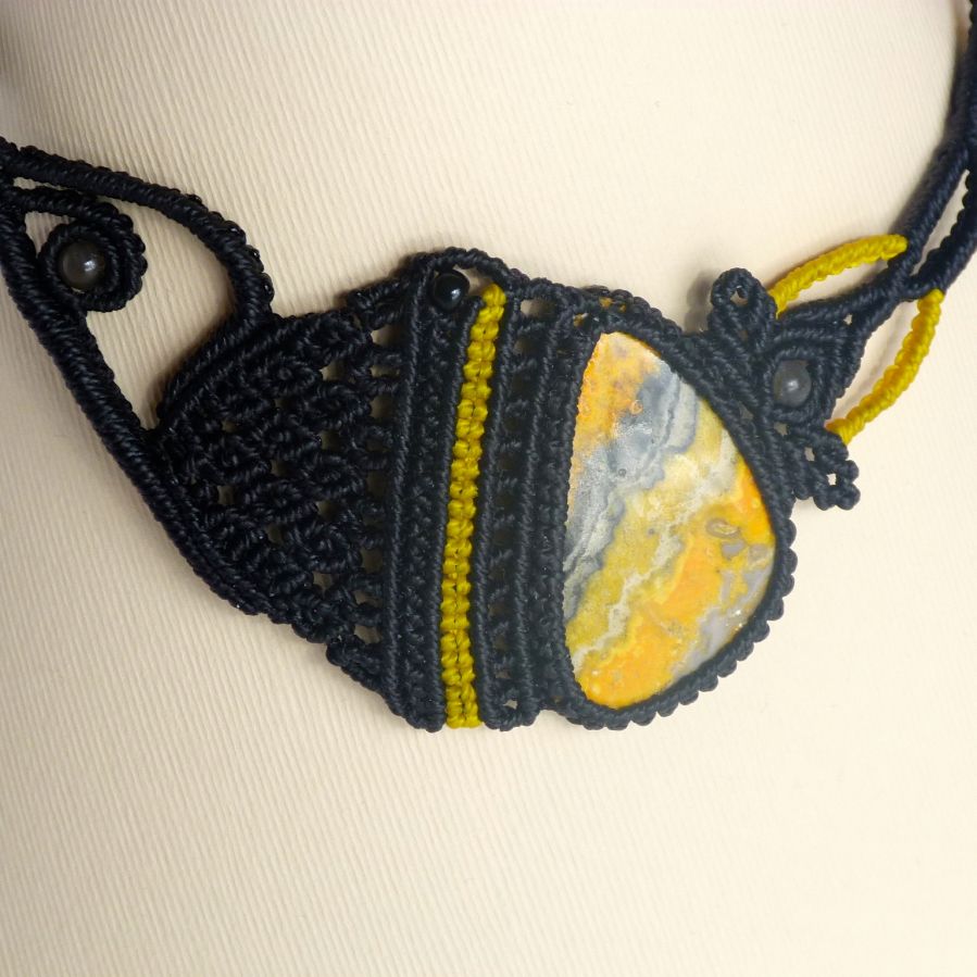 Zwart/geel micro-macramé collier met een natuursteen, jaspis 
