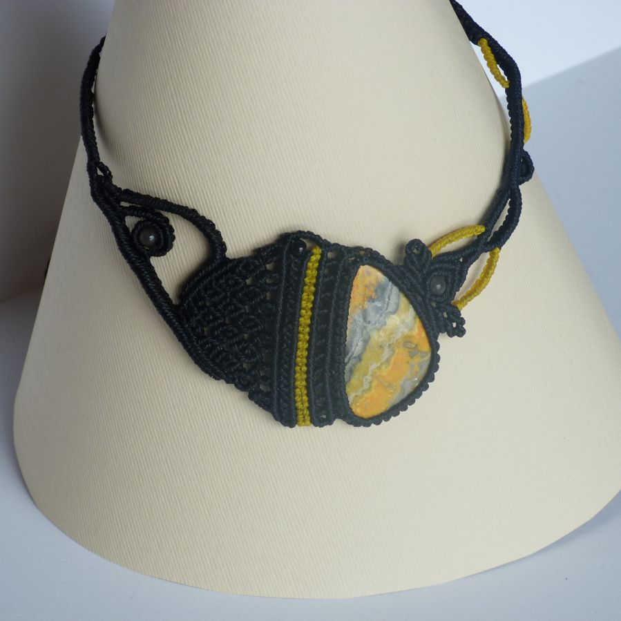 Zwart/geel micro-macramé collier met een natuursteen, jaspis 