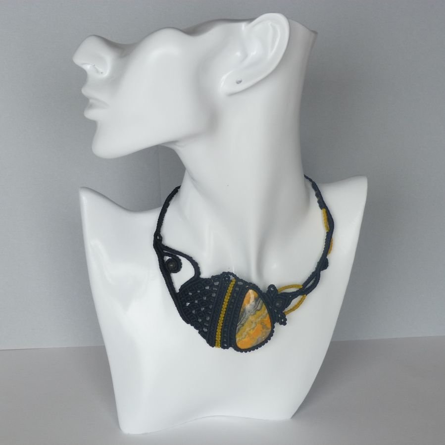 Zwart/geel micro-macramé collier met een natuursteen, jaspis 