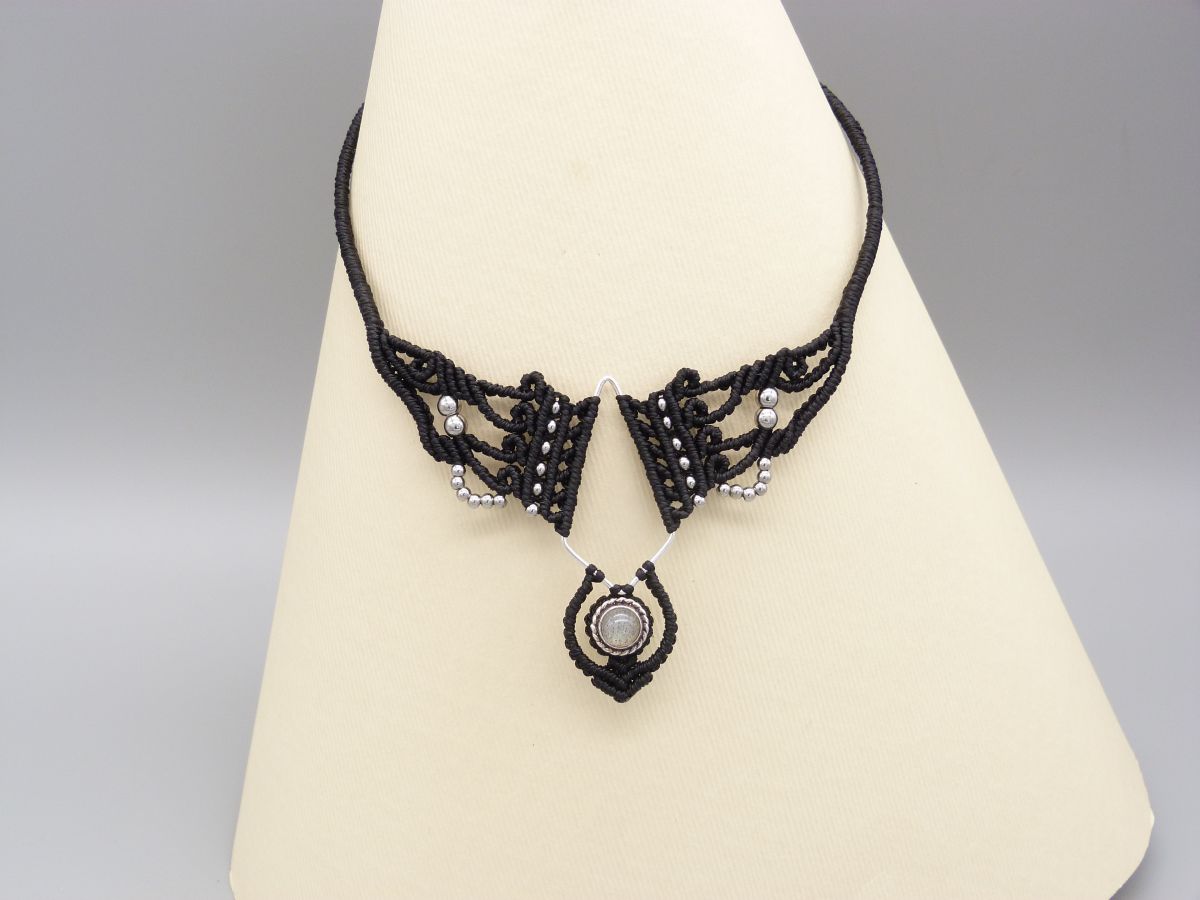 Zwarte micro-macramé ketting met labradoriet gezet