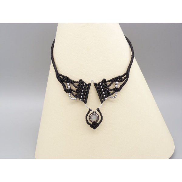 Zwarte micro-macram&eacute; ketting met labradoriet gezet