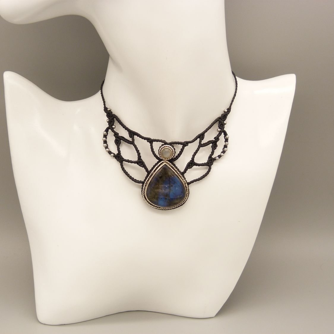 Zwarte micro-macramé ketting met labradoriet gezet