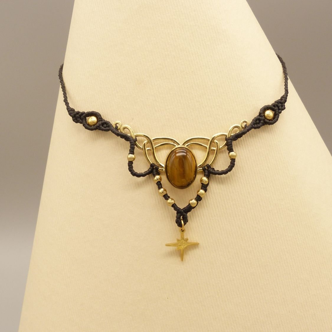 Zwarte micro-macramé ketting met tijgeroog