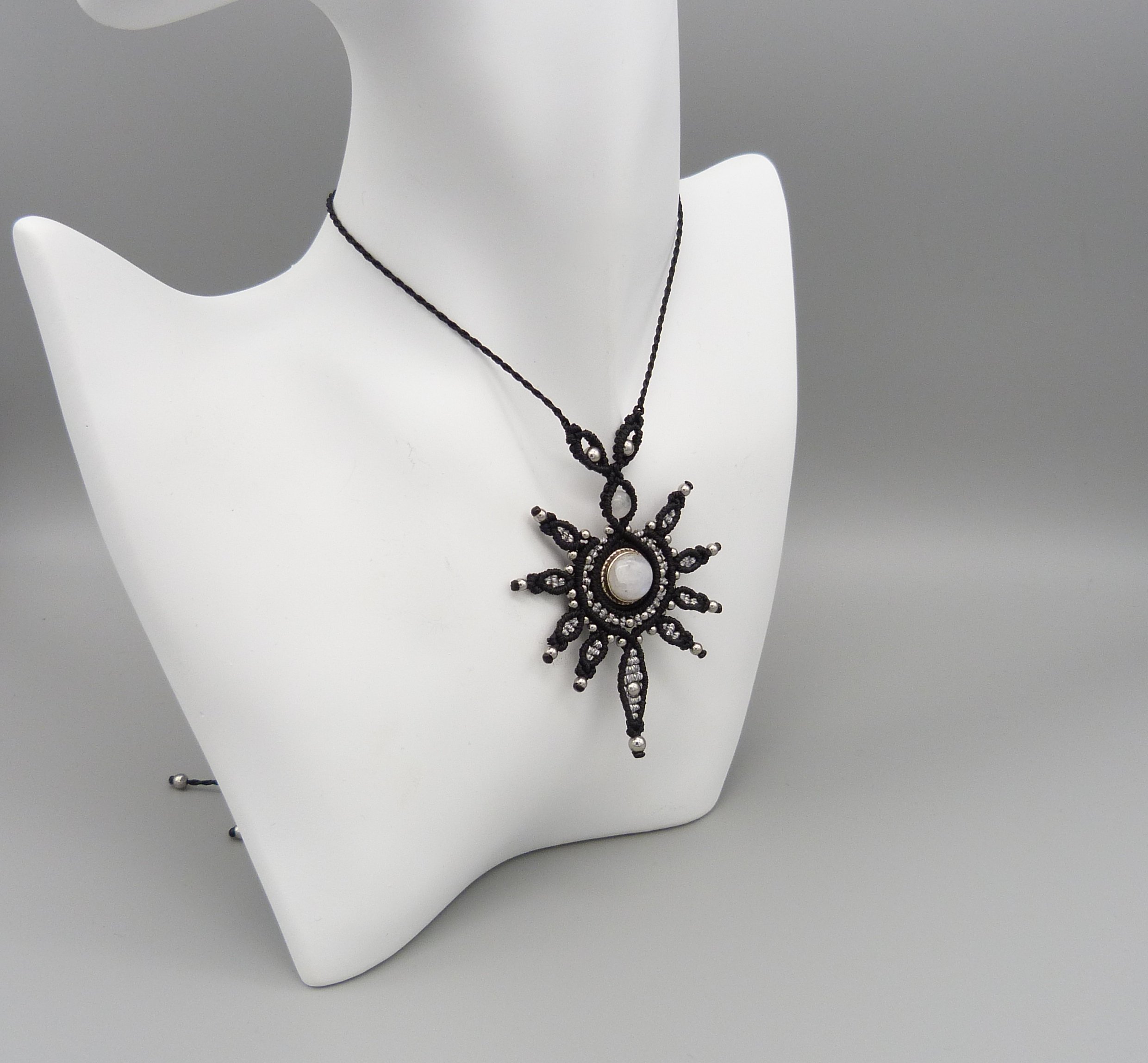 collier noir en micro-macram&eacute; avec une pierre de lune sertie