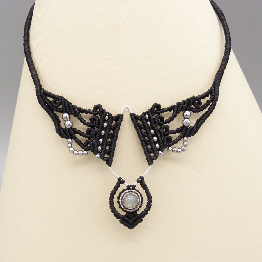 Zwarte micro-macramé ketting met labradoriet gezet