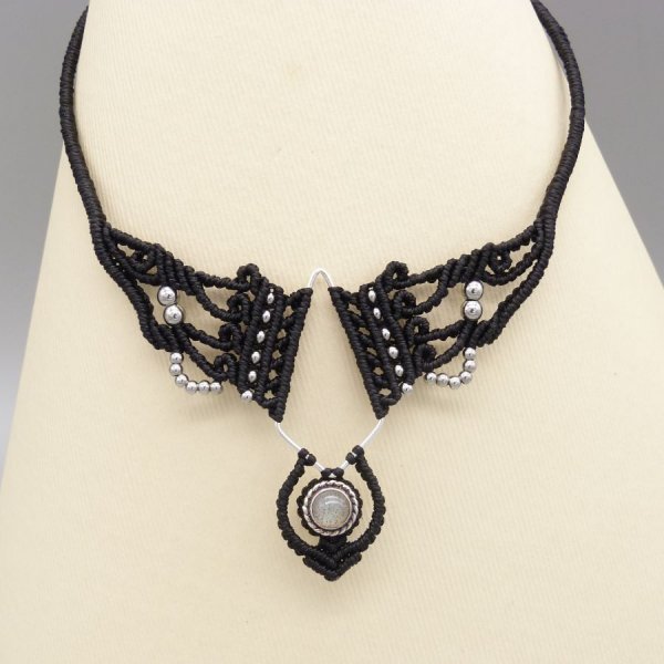 Zwarte micro-macram&eacute; ketting met labradoriet gezet