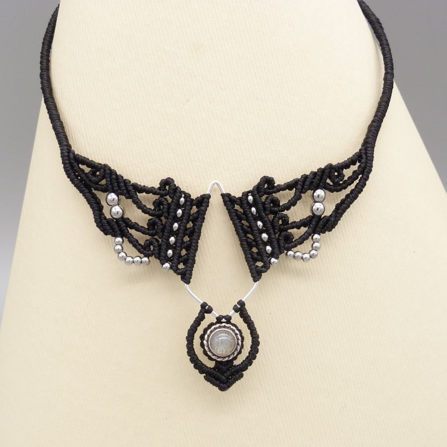 Zwarte micro-macramé ketting met labradoriet gezet
