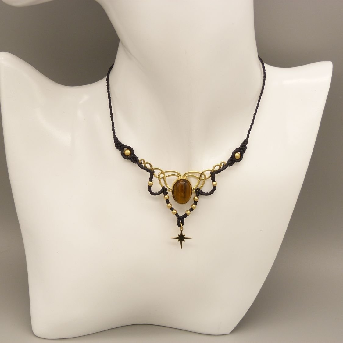 Zwarte micro-macramé ketting met tijgeroog