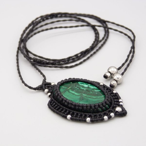 Collier noir en micro-macram&eacute; avec une malachite