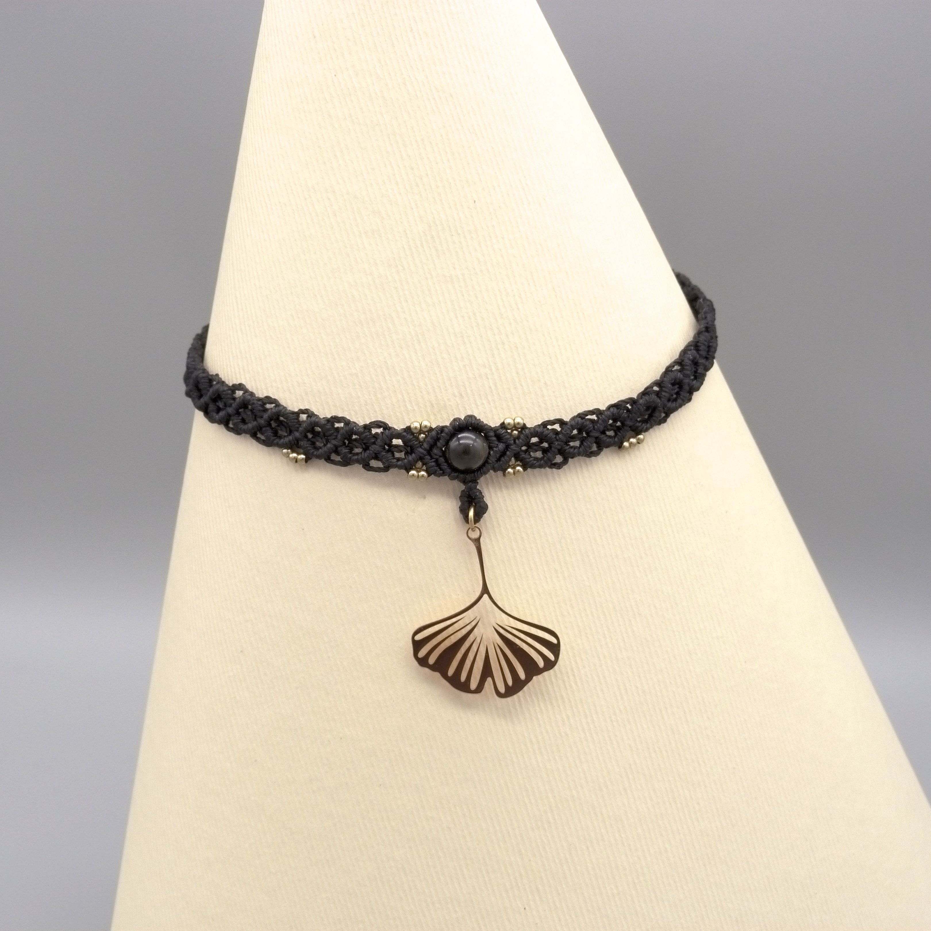 Collier noir en micro-macram&eacute; ras-du-cou avec une feuille de ginkgo biloba 