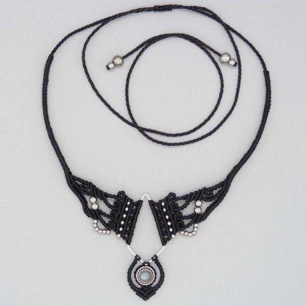 Zwarte micro-macram&eacute; ketting met labradoriet gezet