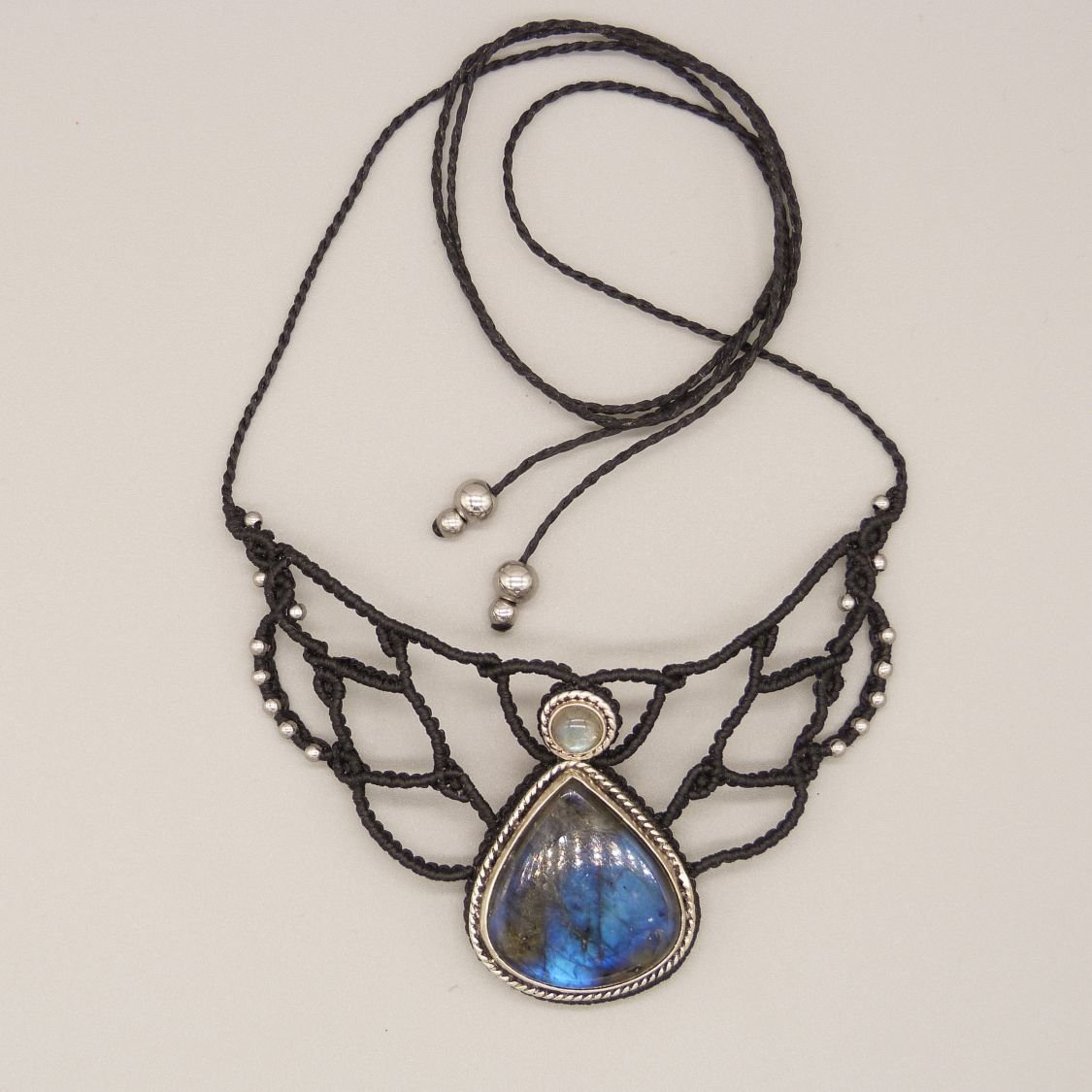 Zwarte micro-macramé ketting met labradoriet gezet