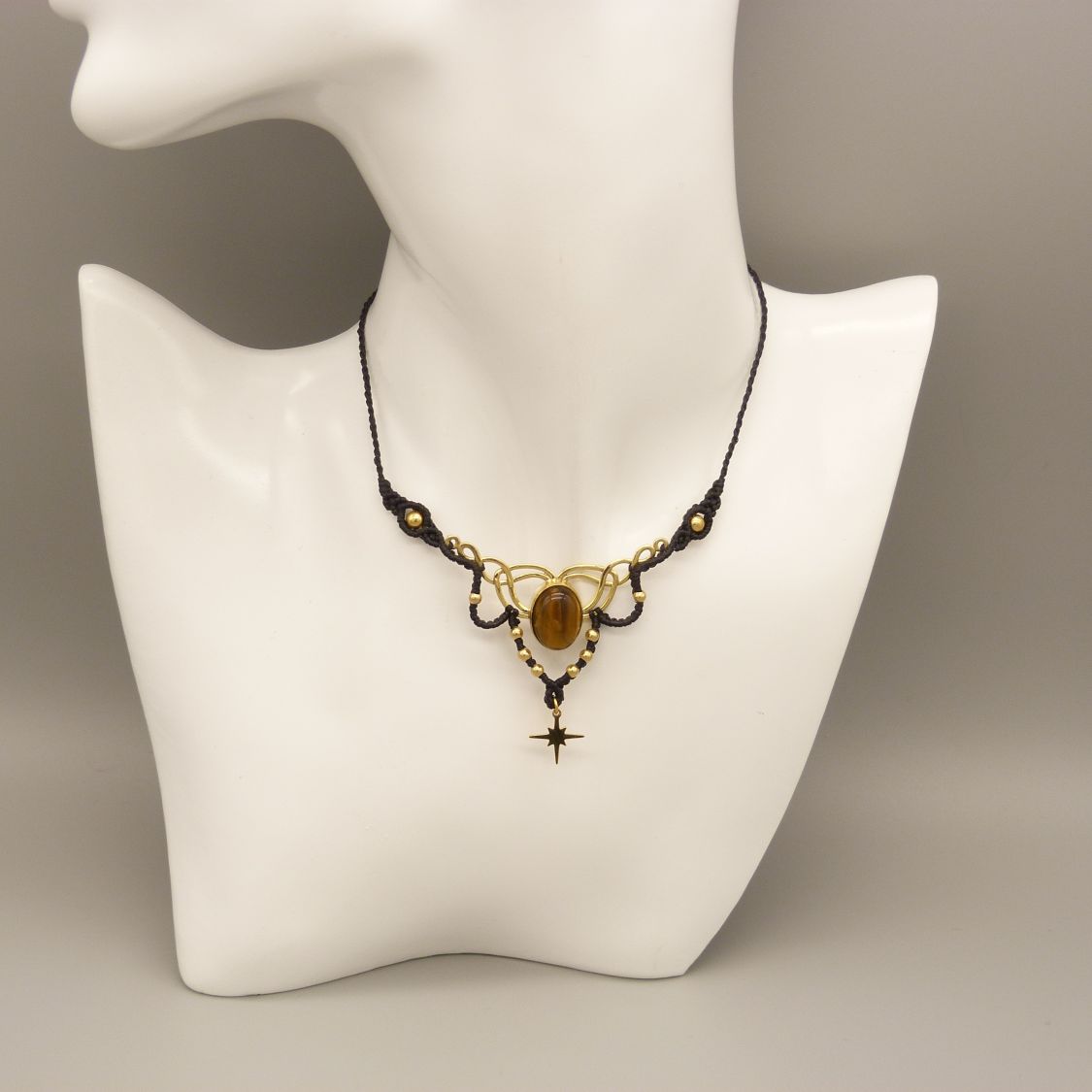 Zwarte micro-macramé ketting met tijgeroog