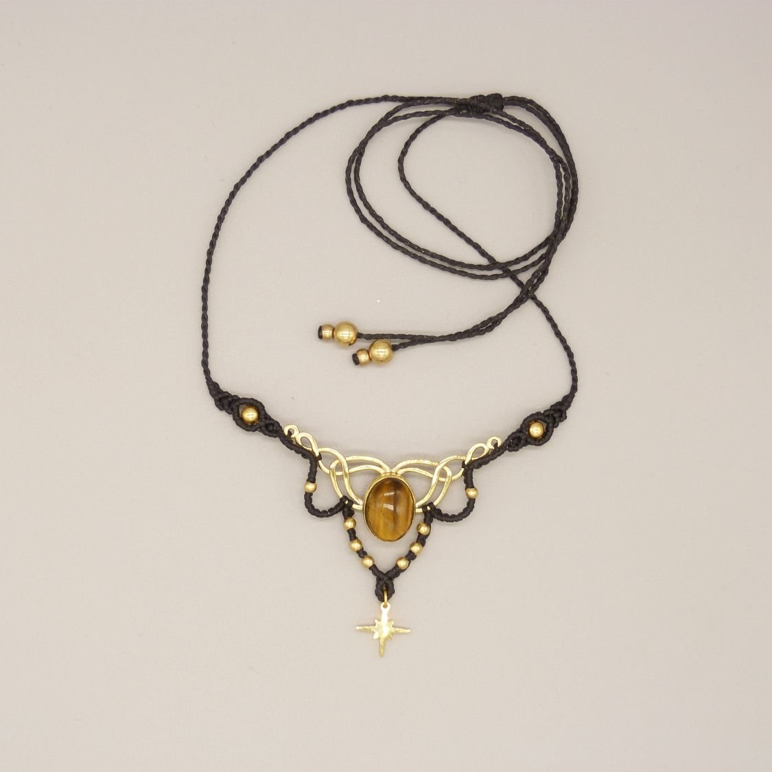 Zwarte micro-macramé ketting met tijgeroog