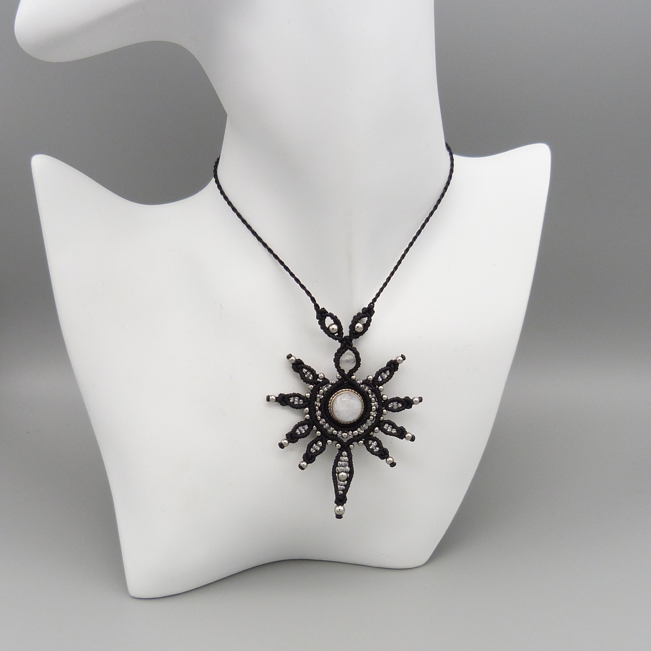 collier noir en micro-macram&eacute; avec une pierre de lune sertie