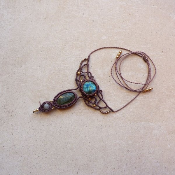 Collier ras-du-cou avec labradorites en micro-macram&eacute; mauve fonc&eacute; 