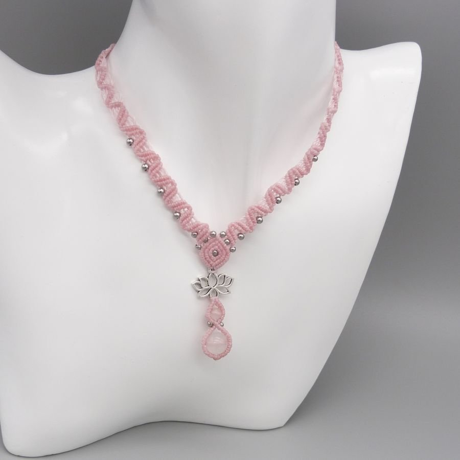 Roze micro-macramé ketting met twee kwartskralen 
