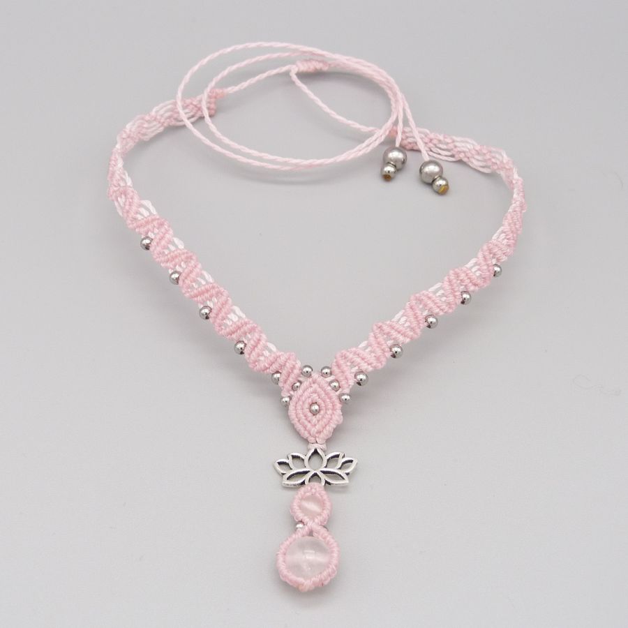 Roze micro-macramé ketting met twee kwartskralen 