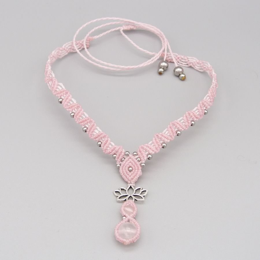 Roze micro-macramé ketting met twee kwartskralen 