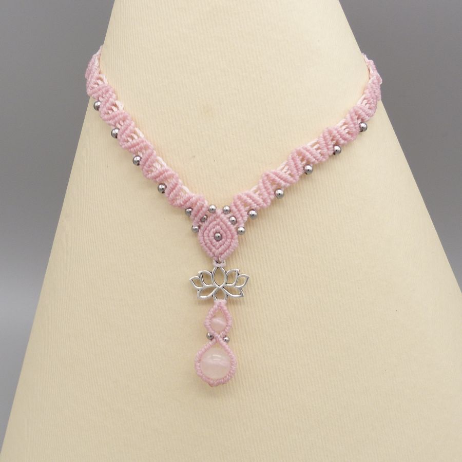 Roze micro-macramé ketting met twee kwartskralen 