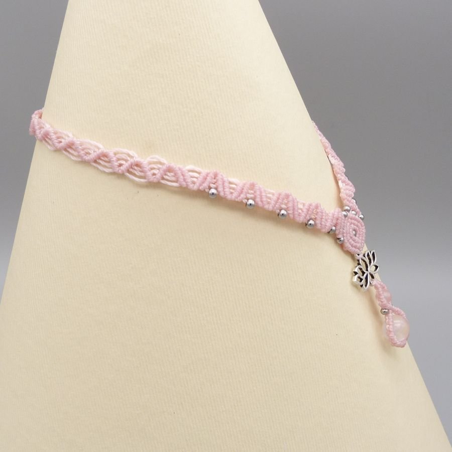 Roze micro-macramé ketting met twee kwartskralen 