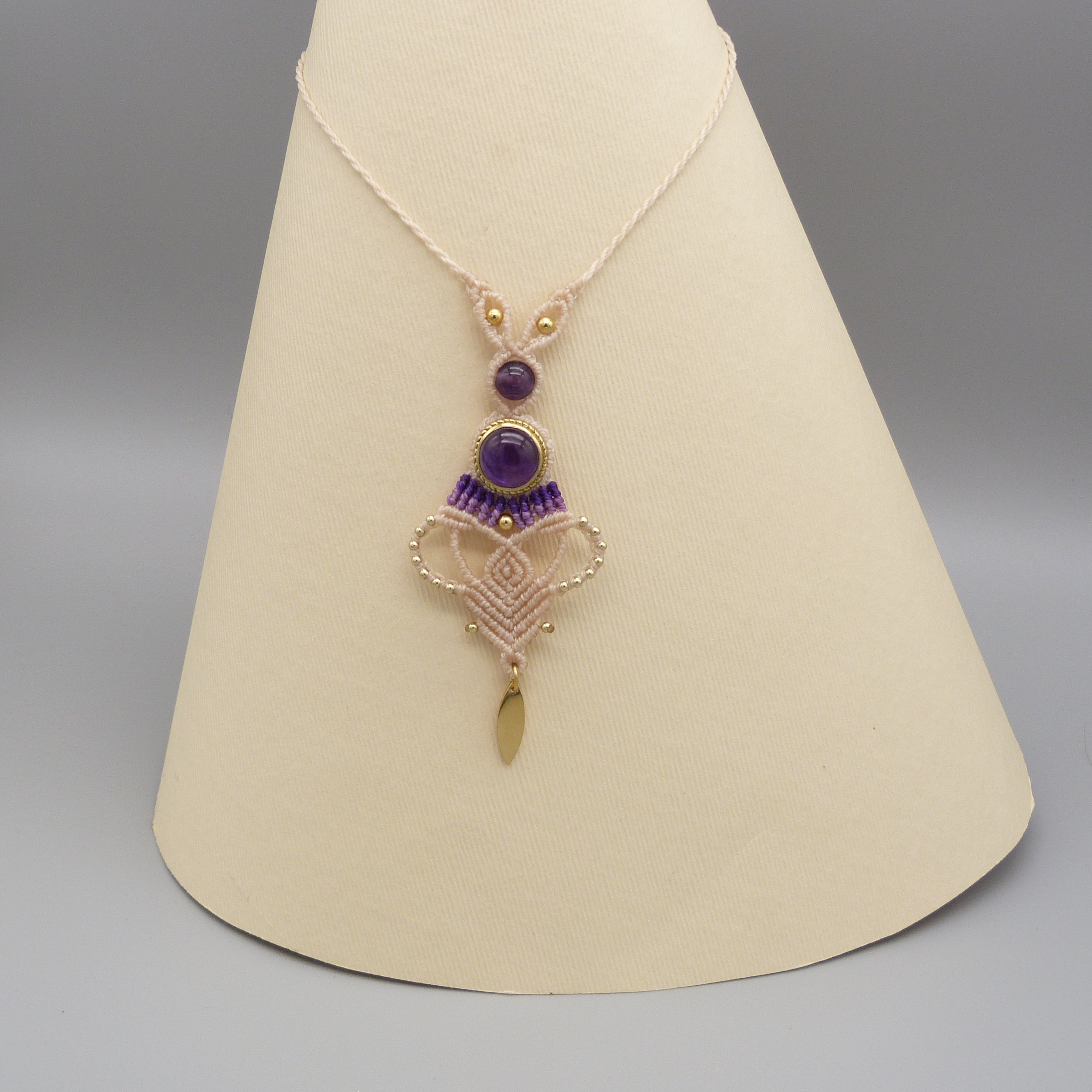collier sautoir couleur sable et violet en micro-macram&eacute; avec une am&eacute;thyste sertie de laiton