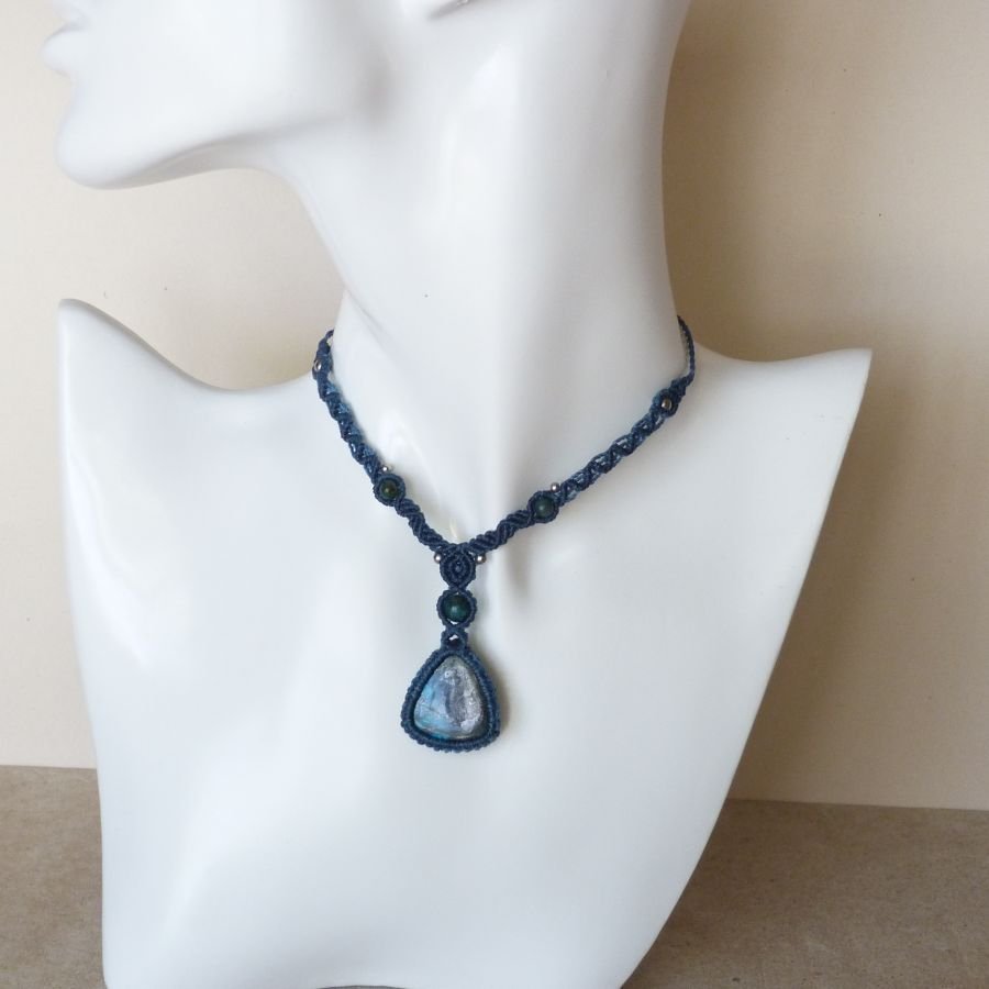 Blauwe halsketting in micro-macramé met chrysocolla