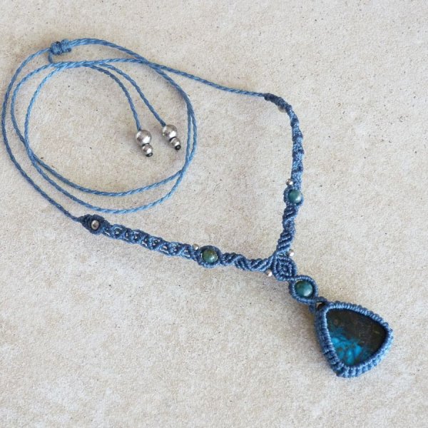 Blauwe halsketting in micro-macram&eacute; met chrysocolla