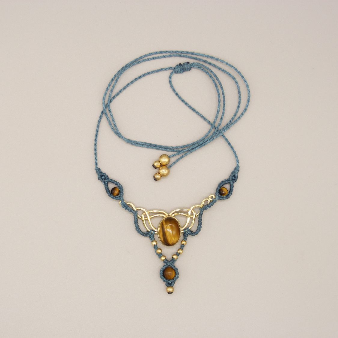 Eend groen micro-macramé collier met tijgeroog