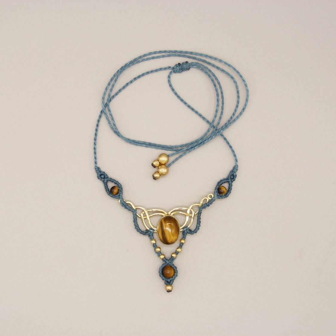 Eend groen micro-macramé collier met tijgeroog