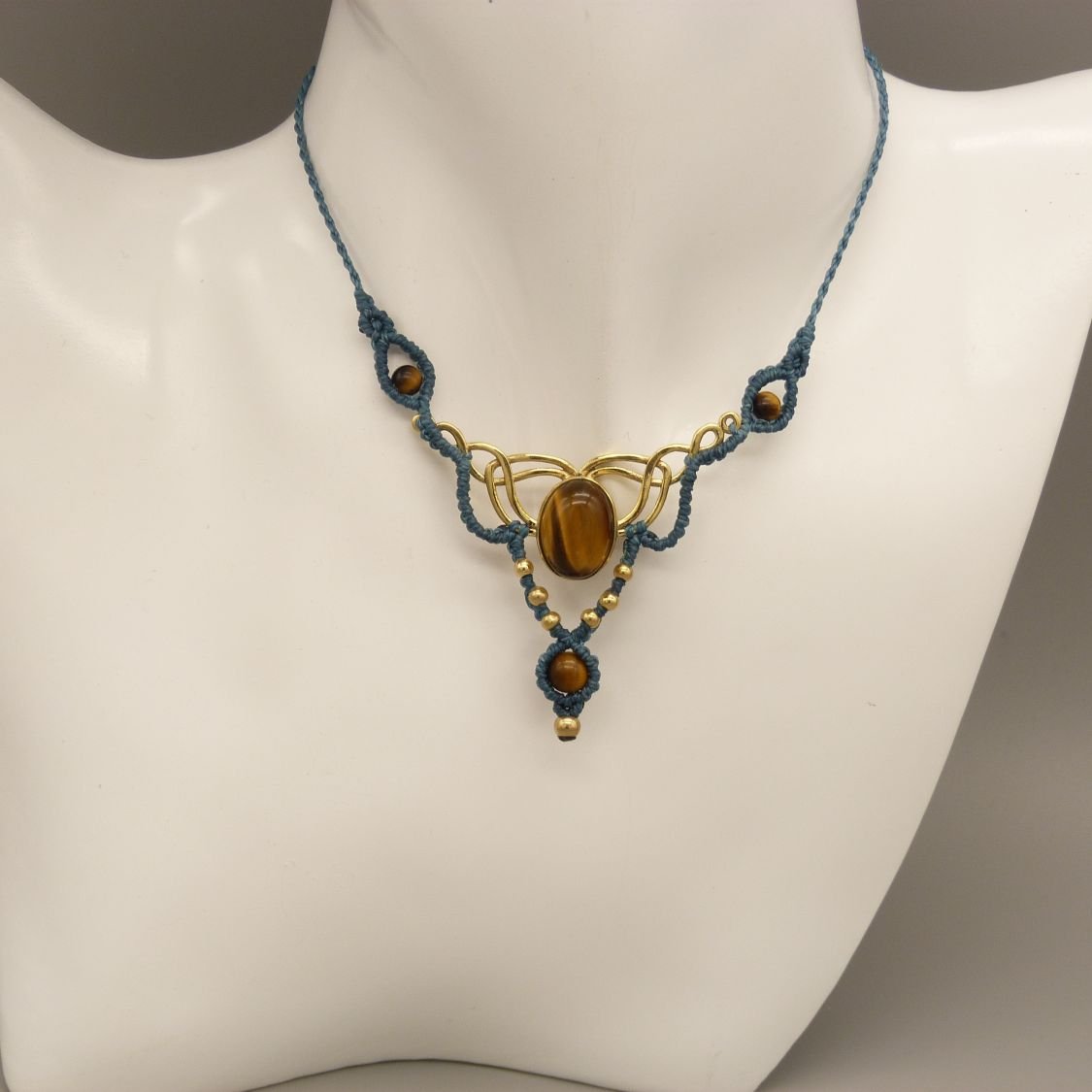 Eend groen micro-macramé collier met tijgeroog