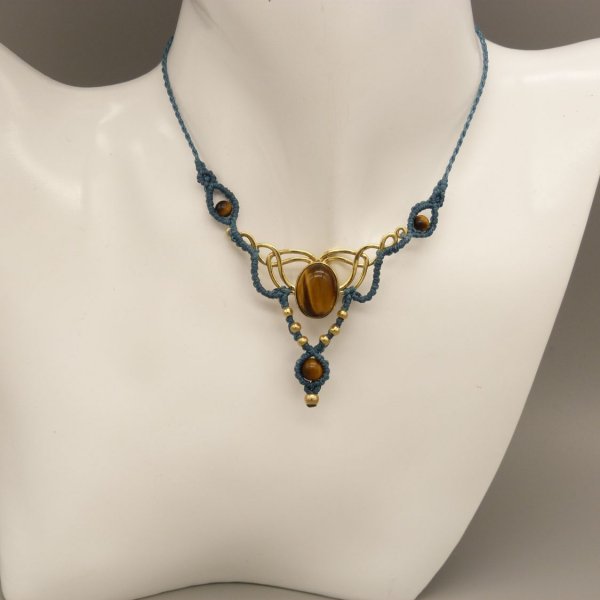 Eend groen micro-macram&eacute; collier met tijgeroog