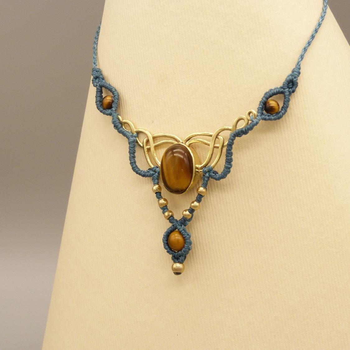 Eend groen micro-macramé collier met tijgeroog