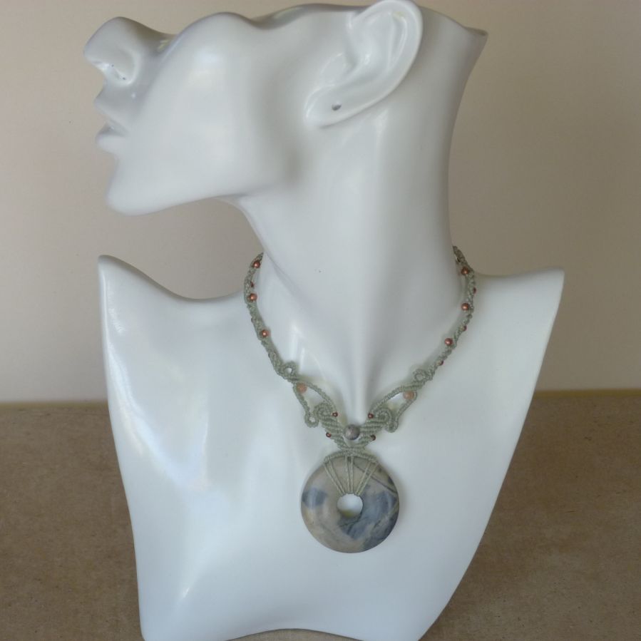 Watergroen collier in micro-macramé met een natuursteen, de picasso jaspis, als centraal stuk