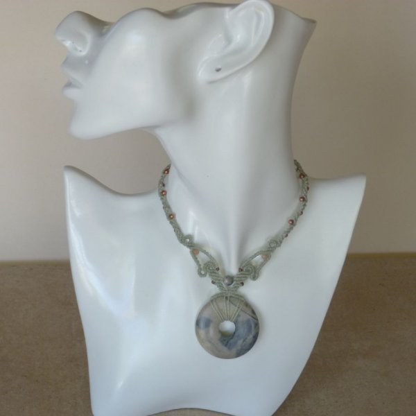 Watergroen collier in micro-macram&eacute; met een natuursteen, de picasso jaspis, als centraal stuk