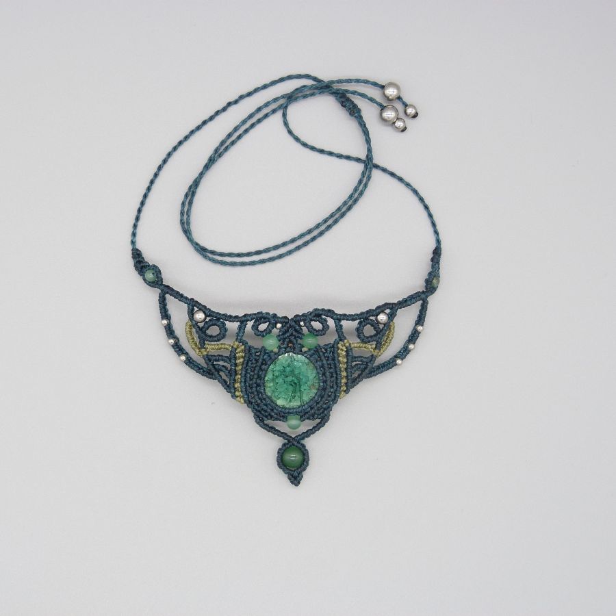 Smaragdgroen collier in micro-macramé met een set keramiek