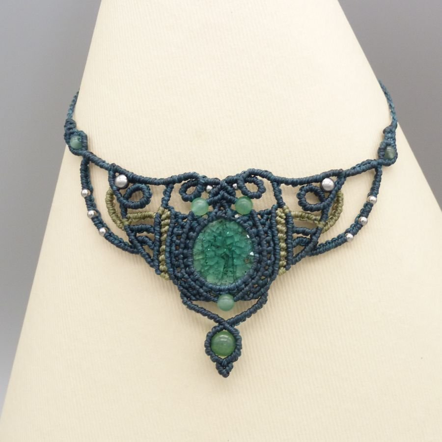 Smaragdgroen collier in micro-macramé met een set keramiek