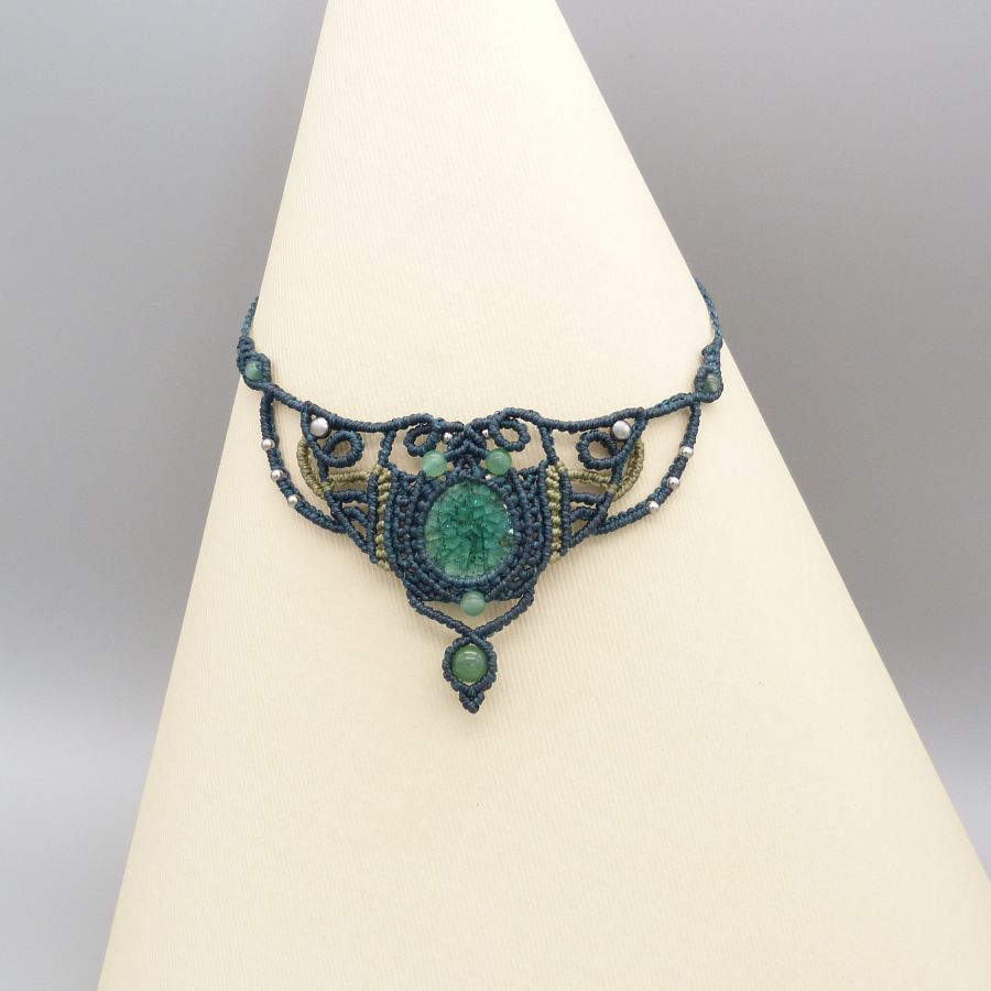 Smaragdgroen collier in micro-macramé met een set keramiek