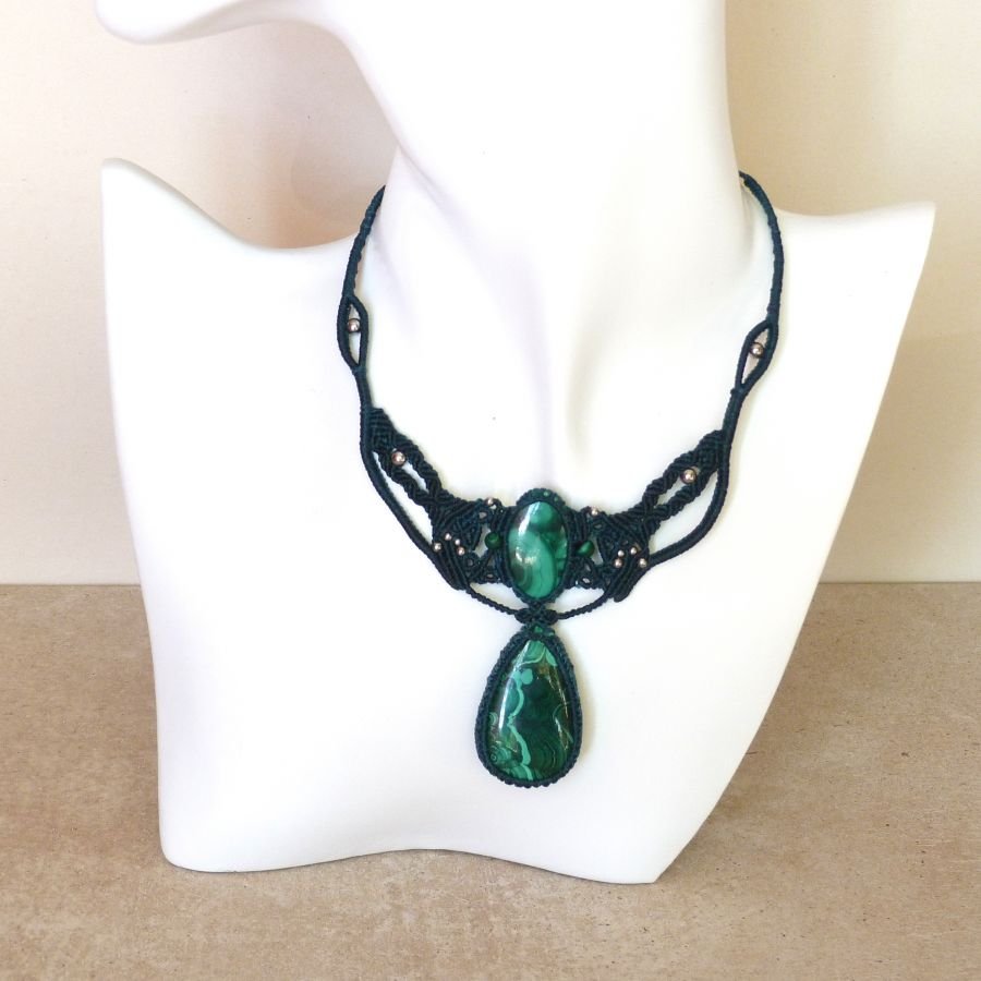 Groene micro-macramé ketting met twee malachieten