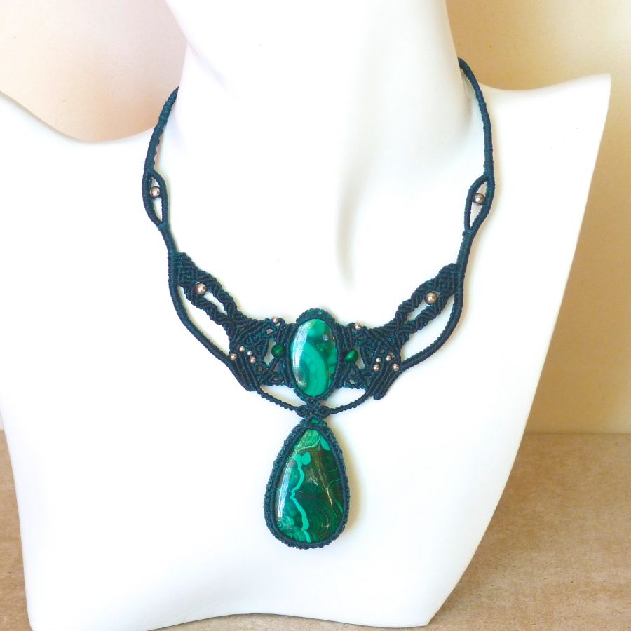 Groene micro-macramé ketting met twee malachieten