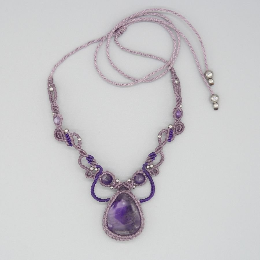 Paarse micro-macramé ketting met een amethist
