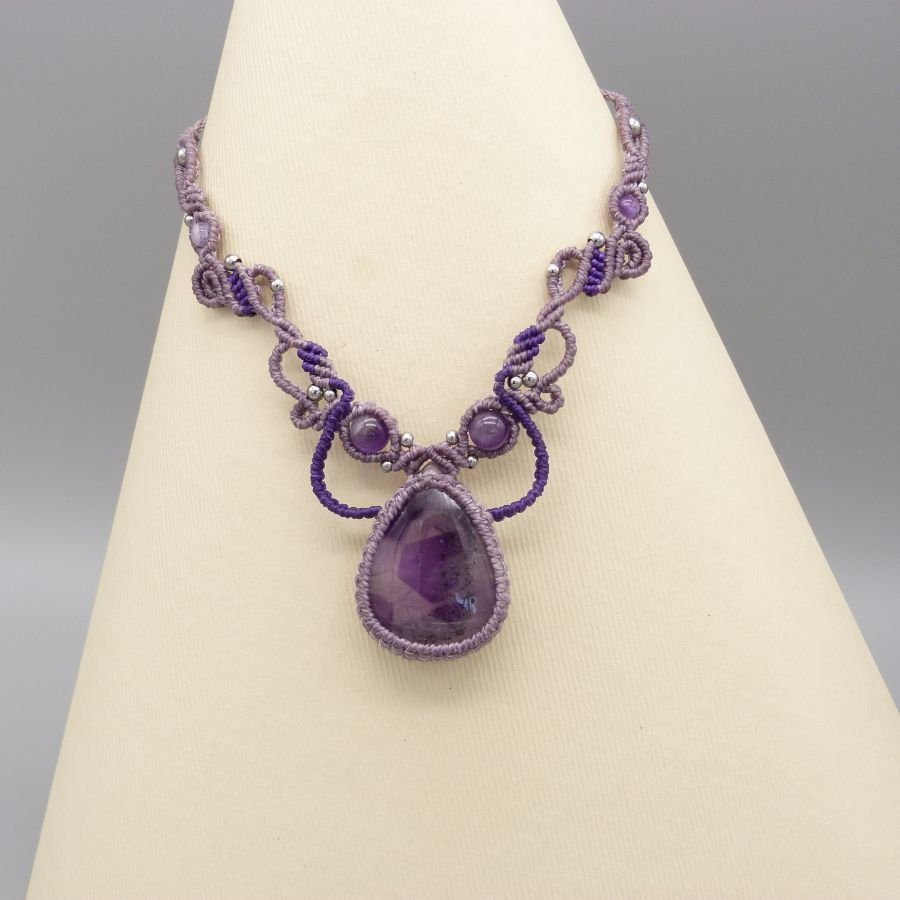Paarse micro-macramé ketting met een amethist