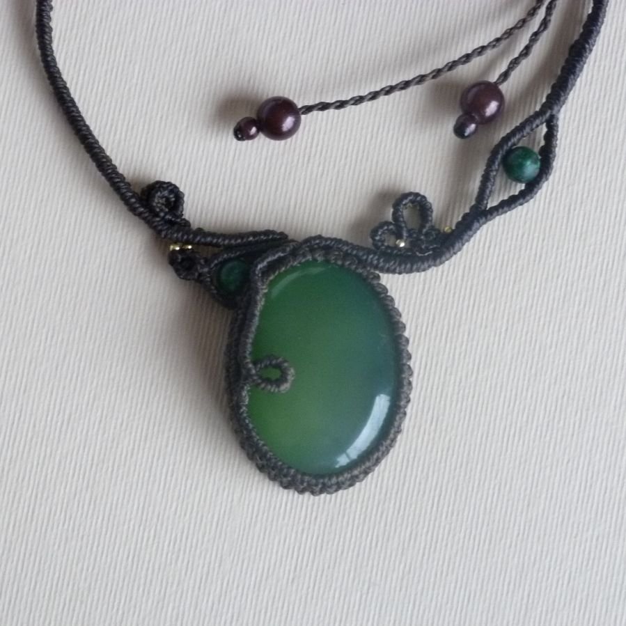 Chocoladebruine micro-macramé ketting met een groene edelsteen