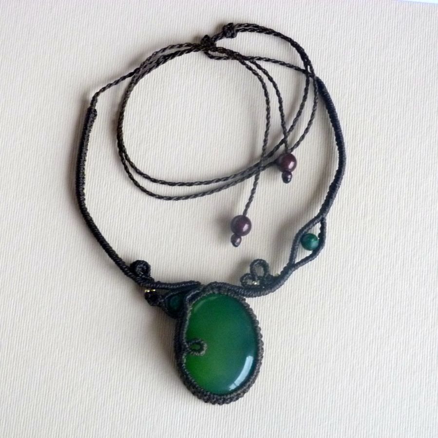 Chocoladebruine micro-macramé ketting met een groene edelsteen