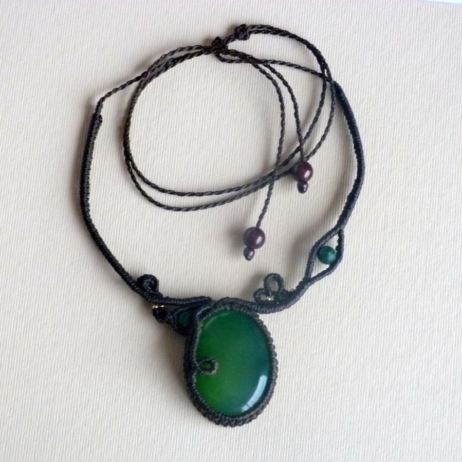 Chocoladebruine micro-macramé ketting met een groene edelsteen