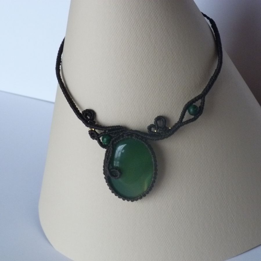Chocoladebruine micro-macramé ketting met een groene edelsteen